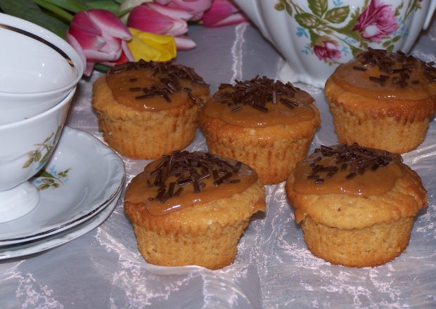 Fotografia przedstawiająca Maślanka i masa kajmakowa, czyli muffinki do kawki