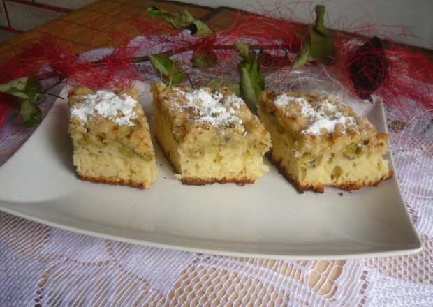 Fotografia przedstawiająca Maślankowe ciasto z agrestem