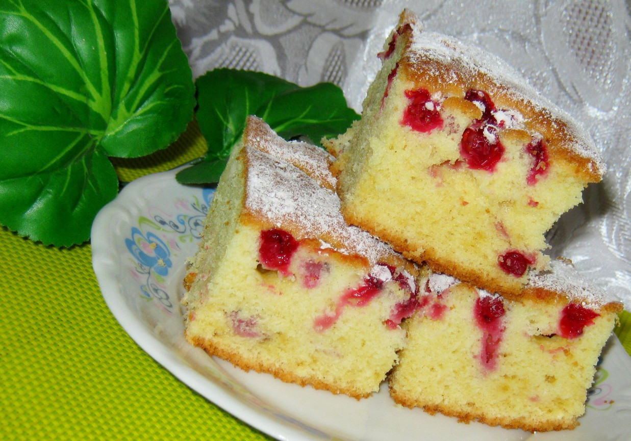 Maślankowe ciasto z porzeczkami foto
