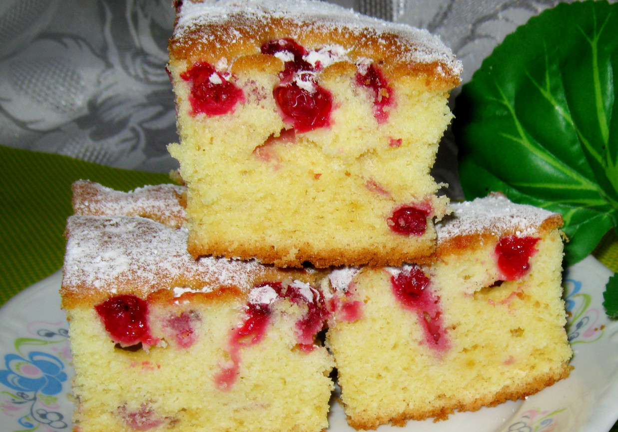 Maślankowe ciasto z porzeczkami foto