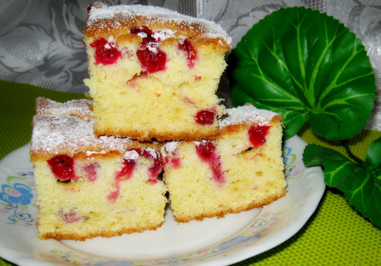 Maślankowe ciasto z porzeczkami foto