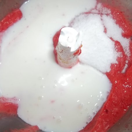 Krok 4 - Maślankowe lody cukiniowo-truskawkowe foto