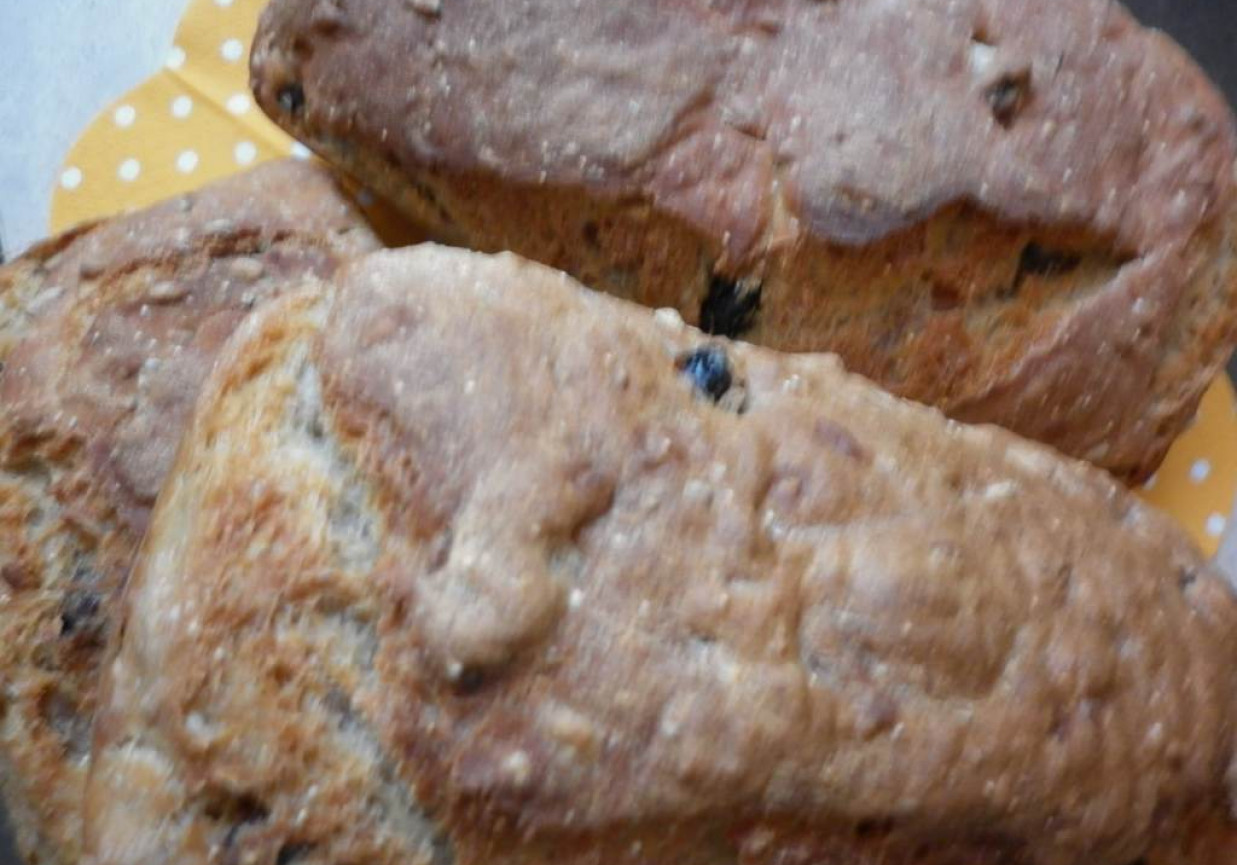 Maślankowy chlebek z rodzynkami królewskimi i morelami. foto