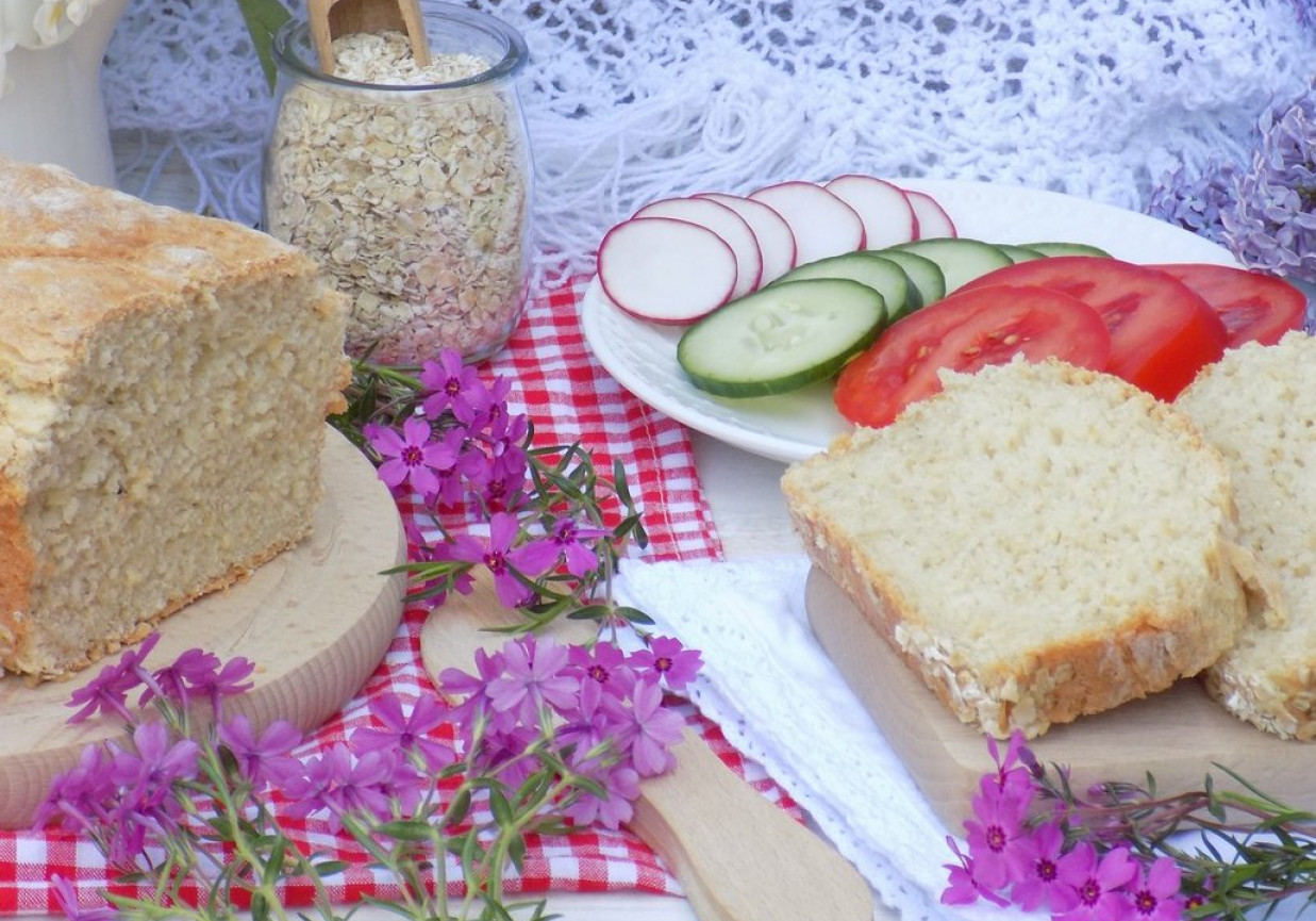 Maślany chleb na jogurcie naturalnym z płatkami owsianymi foto
