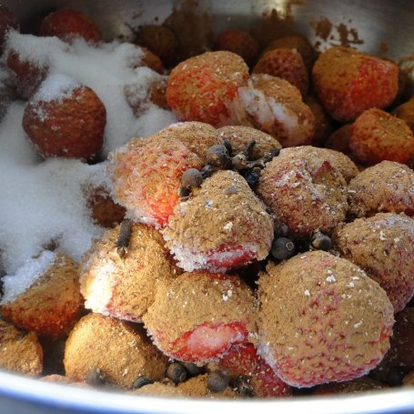 Krok 2 - Maślany drożdżowiec z aromatycznymi truskawkami i cynamonową kruszonką foto