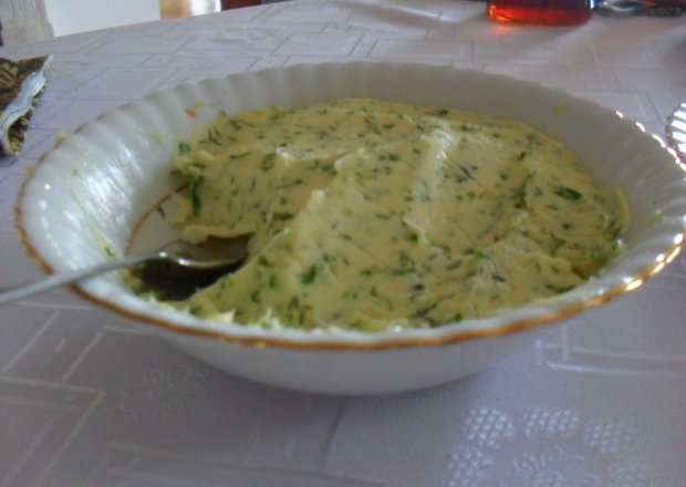 Fotografia przedstawiająca masło czosnkowe z pietruszką