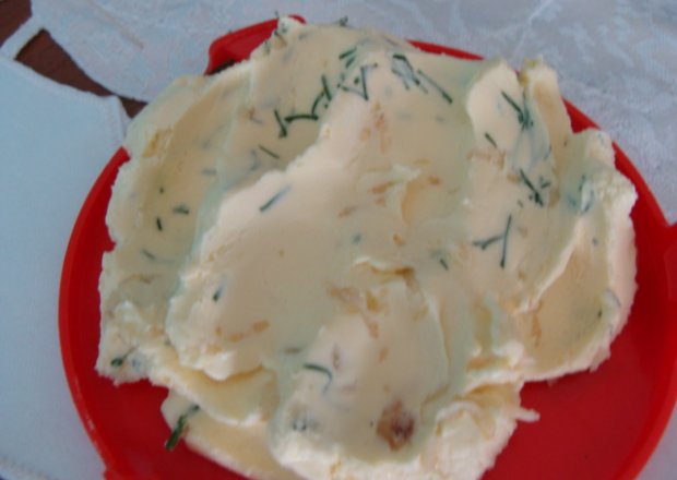 Fotografia przedstawiająca masło czosnkowe