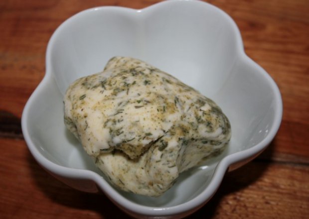 Fotografia przedstawiająca masło czosnkowo- ziołowe