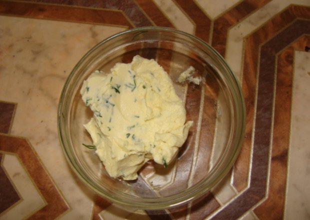 Fotografia przedstawiająca masło z koperkiem
