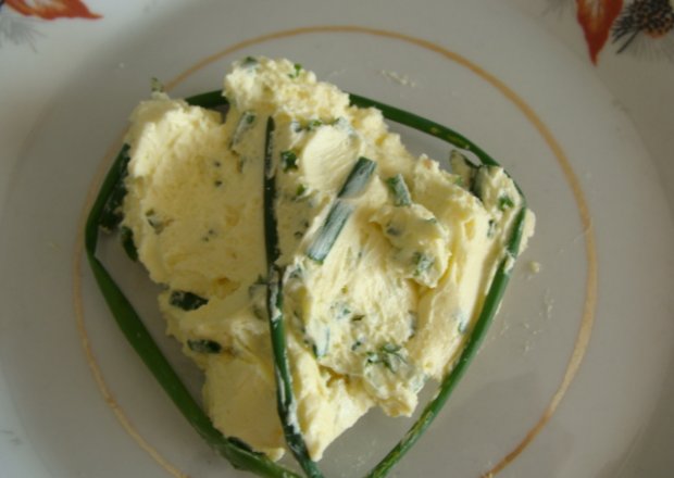 Fotografia przedstawiająca masło ze szczypiorkiem