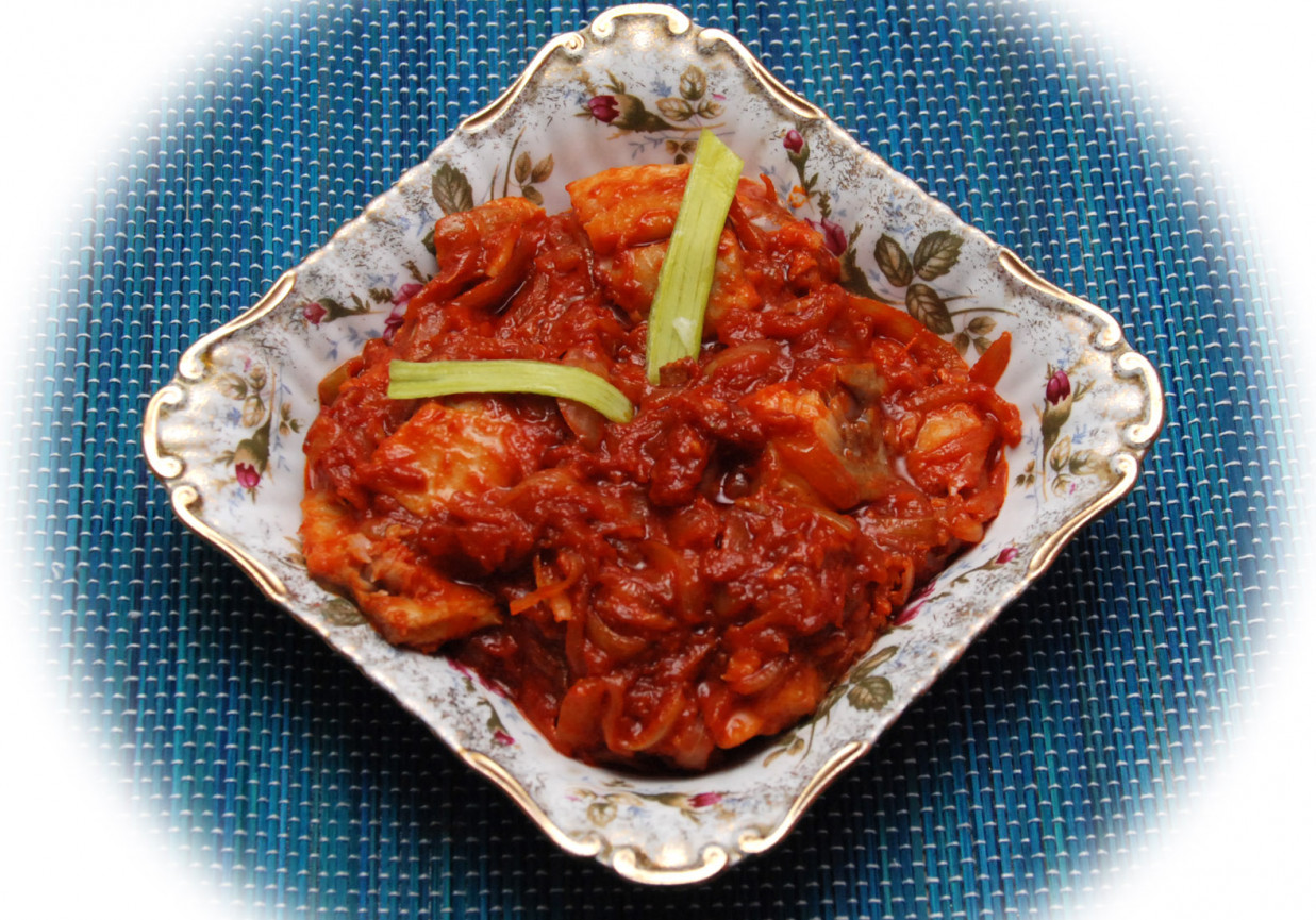 Matjasy w sosie cebulowo-pomidorowym foto
