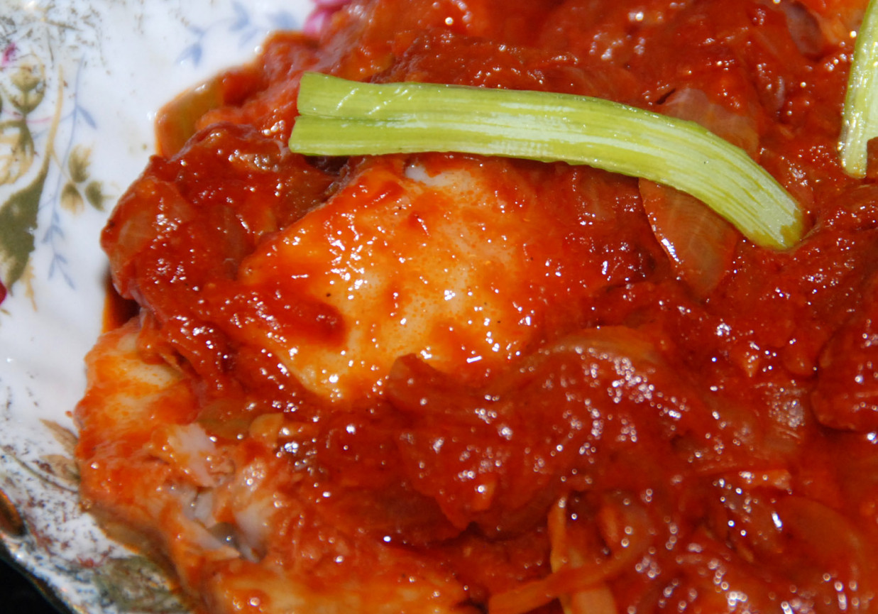 Matjasy w sosie cebulowo-pomidorowym foto