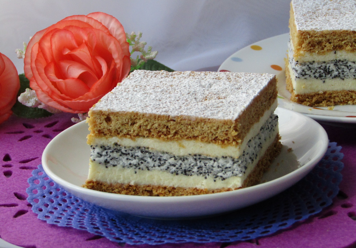 Maurycy- ciasto miodowo- makowe z masą z kaszy manny foto