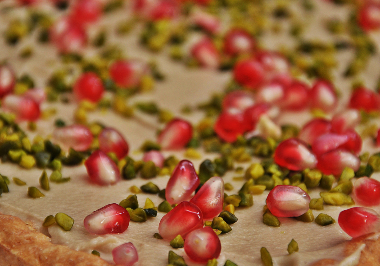 Mazurek chałwowy z owocami granatu i pistacjami foto