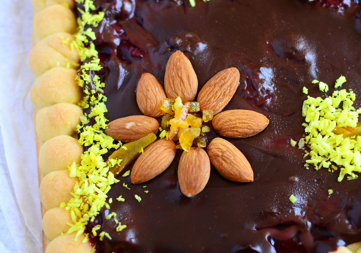 Mazurek czekoladowy z konfiturą wiśniową  foto