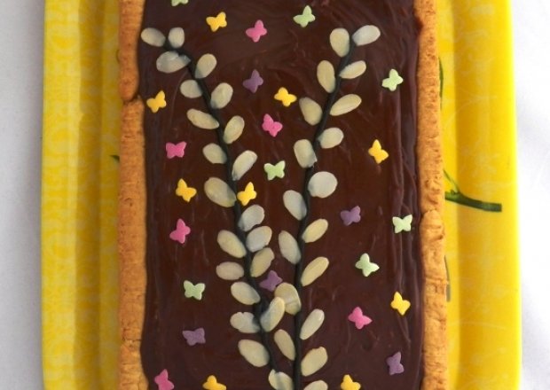 Fotografia przedstawiająca Mazurek kajmakowo- orzechowy z czekoladą