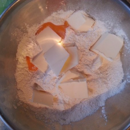 Krok 2 - Mazurek wielkanocny z kajmakiem i bakaliami foto