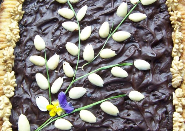 Fotografia przedstawiająca mazurek wielkanocny ze śliwkami kalifornijskimi, migdałami i gorzką czekoladą