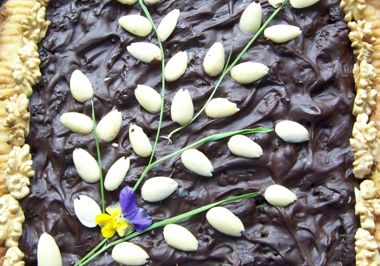mazurek wielkanocny ze śliwkami kalifornijskimi, migdałami i gorzką czekoladą foto