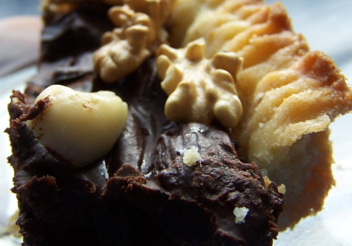 mazurek wielkanocny ze śliwkami kalifornijskimi, migdałami i gorzką czekoladą foto