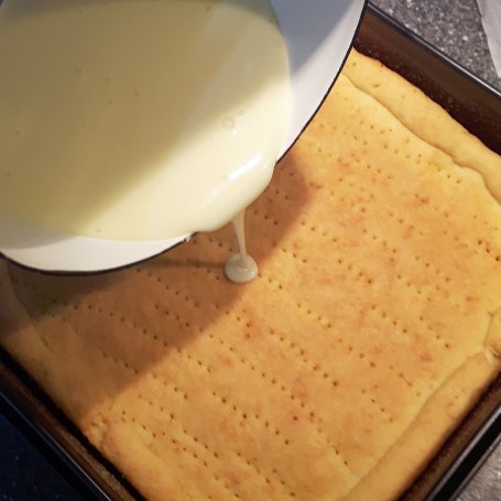 Krok 4 - Mazurek z mlekiem w proszku i konfiturą z czerwonej porzeczki foto