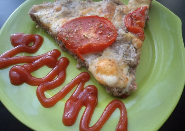 Fotografia przedstawiająca Meatzza - pizza włoska z mięsa mielonego