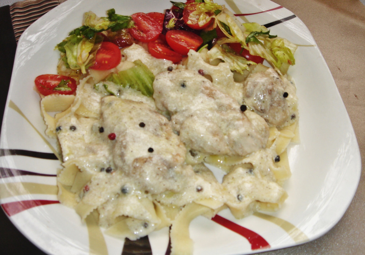 Medaliony z indyka w sosie śmietanowo-pieprzowym foto