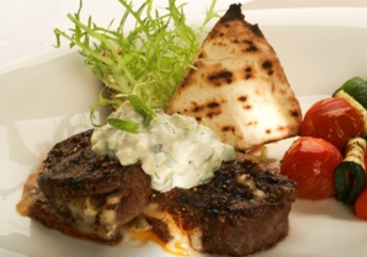 Medaliony z polędwicy wołowej z serem pleśniowym i grillowanymi warzywami z sosem jogurtowym foto