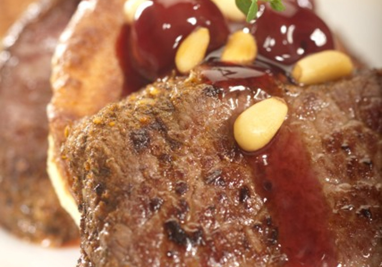 Medaliony z sarny z puszystymi racuszkami i sosem wiśniowym .*. foto