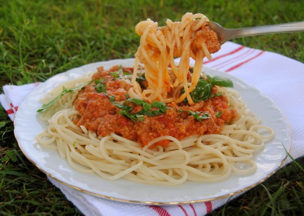 Fotografia przedstawiająca Spaghetti w sosie mięsno –pomidorowym