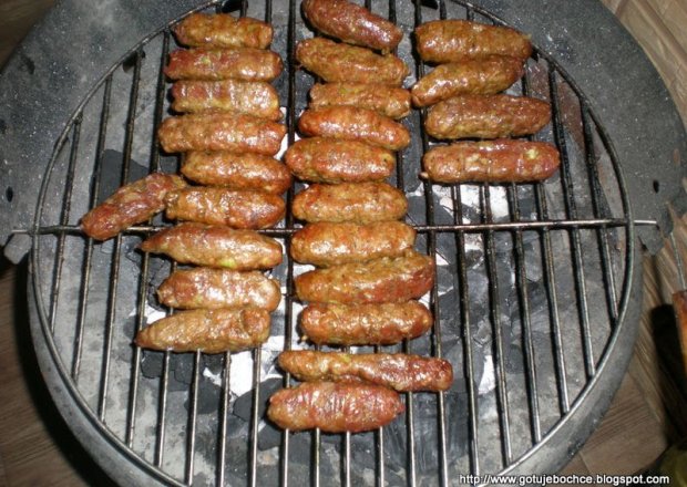 Fotografia przedstawiająca Ćevapčići - kuchnia bałkańska