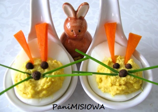 Fotografia przedstawiająca Jajka faszerowane „zajączki”