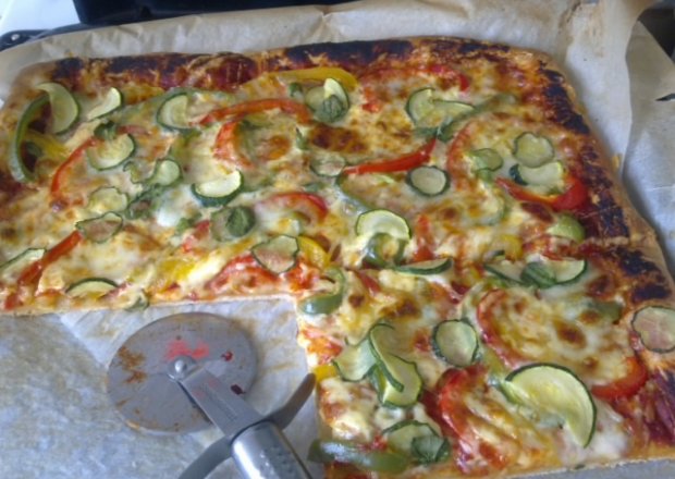 Fotografia przedstawiająca Mega pizza z warzywami