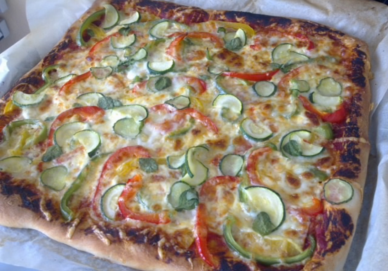 Mega pizza z warzywami foto