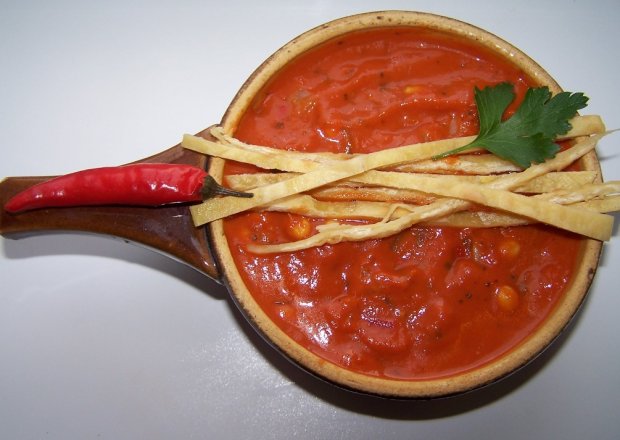 Fotografia przedstawiająca meksykańska pikantna pomidorowa z tortillą