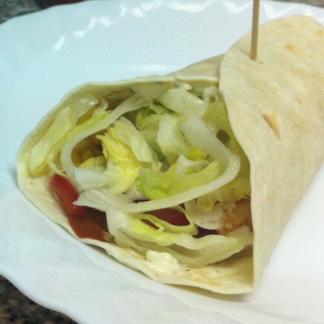Krok 5 - Meksykańska tortilla z kurczakiem, warzywami i sosem czosnkowym foto