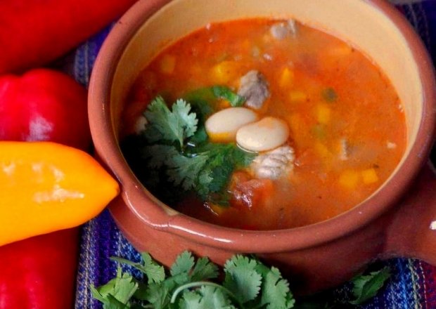 Fotografia przedstawiająca Meksykańska zupa fasolowa z wieprzowiną