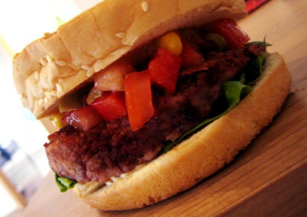 Fotografia przedstawiająca meksykański burger z czerwonej fasoli