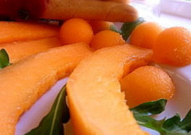 Fotografia przedstawiająca Melon z szynka parmeńską-przystawka na upalne dni