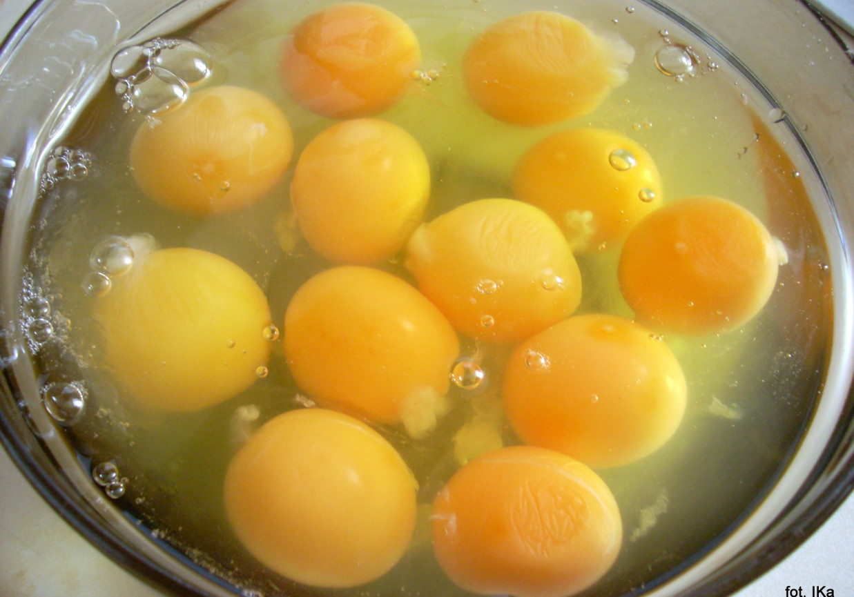 Męska jajecznica z cebulą i kiełbasą foto