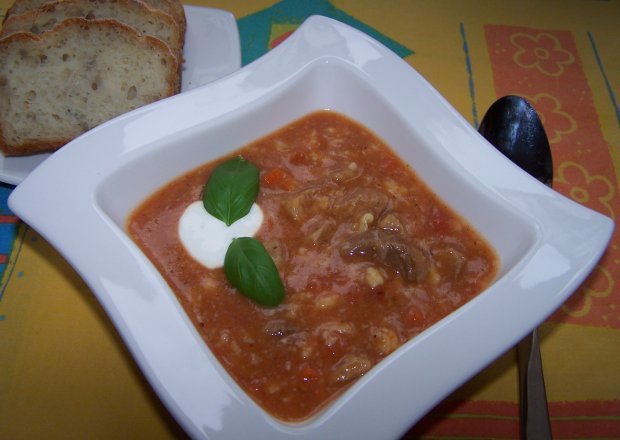 Fotografia przedstawiająca "Męska" zupa, czyli gulaszowa z lanym ciastem :)