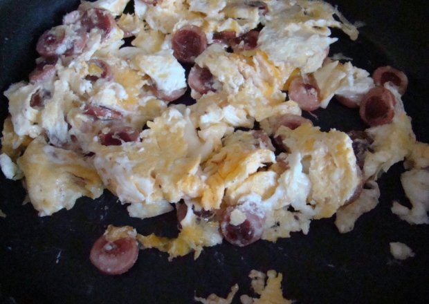 Fotografia przedstawiająca Męskie śniadanko, czyli jajecznica z rumianymi parówkami