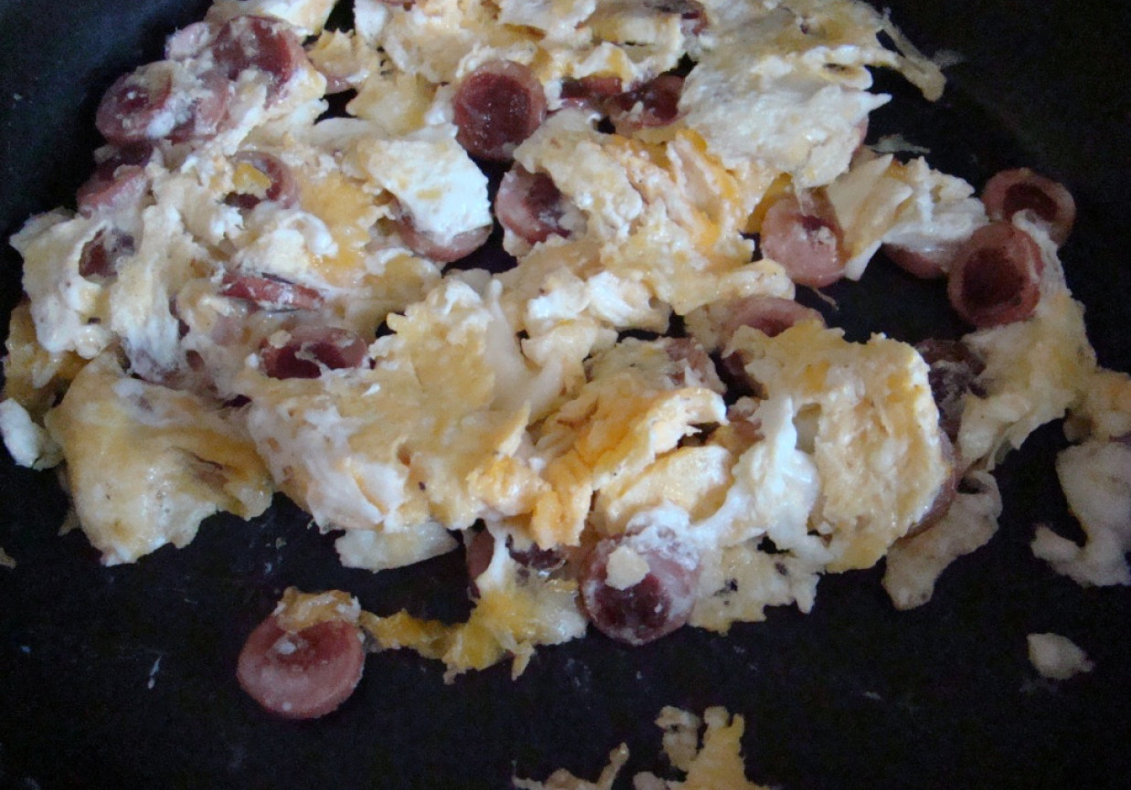 Męskie śniadanko, czyli jajecznica z rumianymi parówkami foto