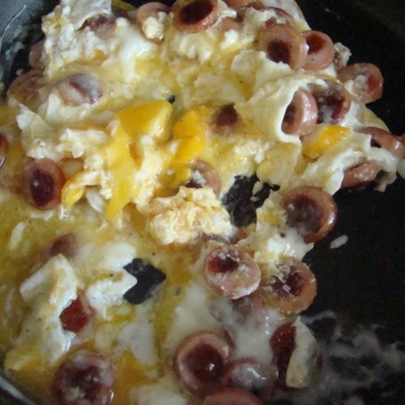 Krok 4 - Męskie śniadanko, czyli jajecznica z rumianymi parówkami foto