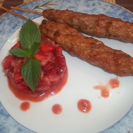 Krok 5 - Mielone szaszłyki z salsą truskawkową foto
