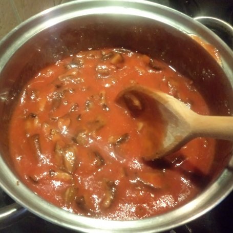 Krok 5 - Mielone w sosie pomidorowym z opieńkami foto