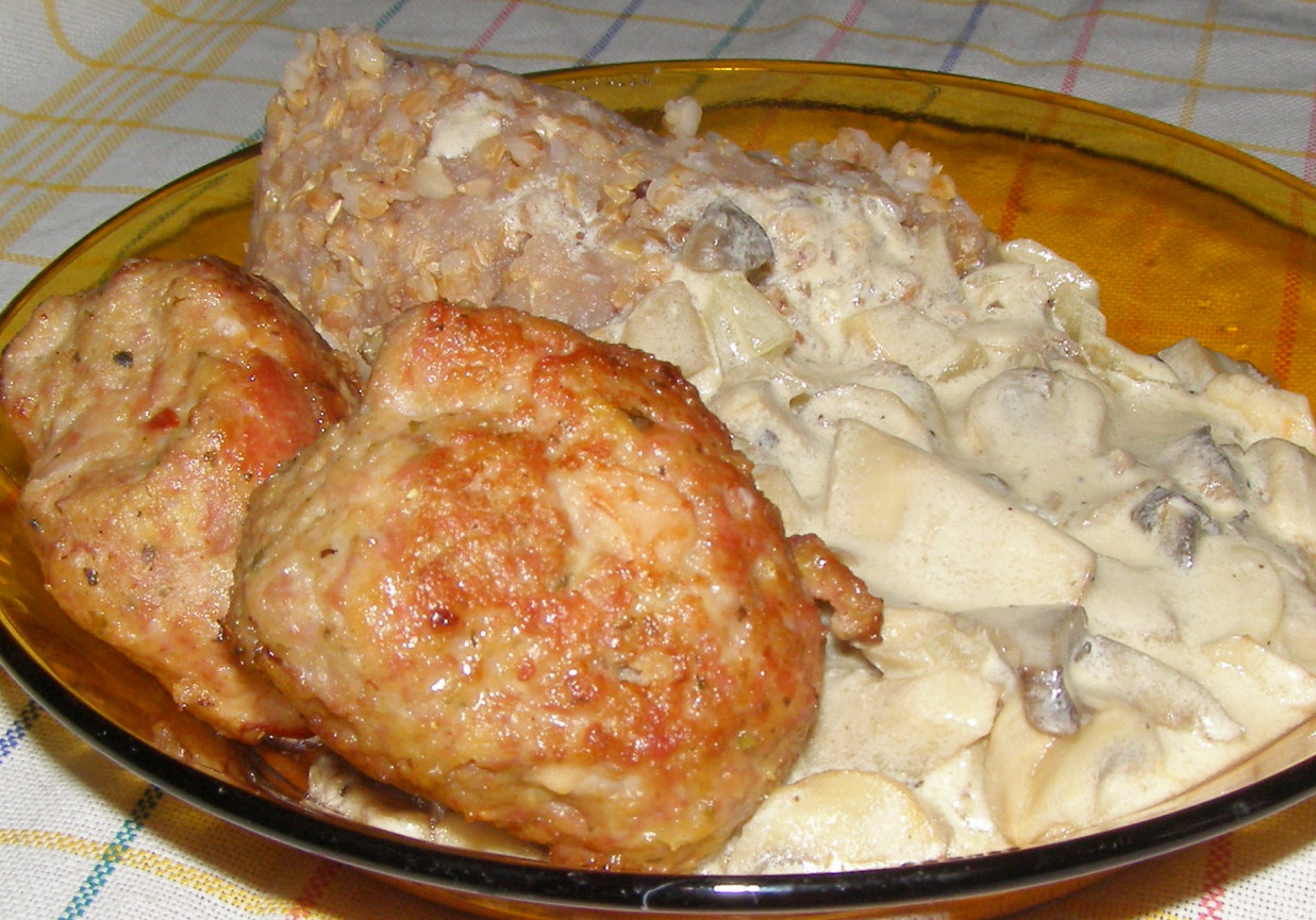 mielone z indyka z sosem pieczarkowym i kaszą DoradcaSmaku.pl
