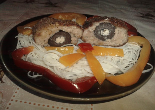 Fotografia przedstawiająca Mielone z oliwkami i makaronem ryżowym i papryką
