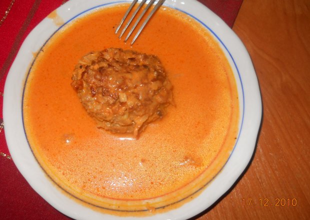 Fotografia przedstawiająca mielone z pieczarkami w oie pomidorowym