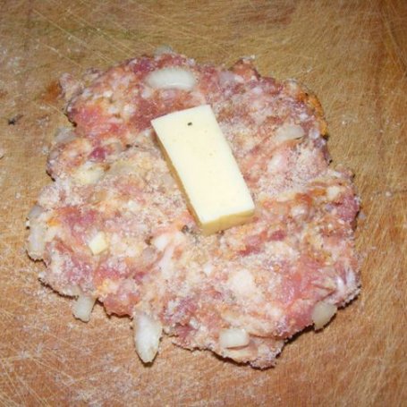 Krok 3 - mielone z serem i sosem własnym foto